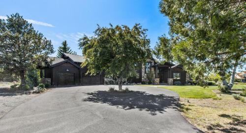 Bend Luxury Escape!