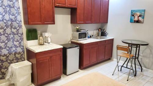 Apartamento 1st Floor Studio Near Airport With Small Kitchenette