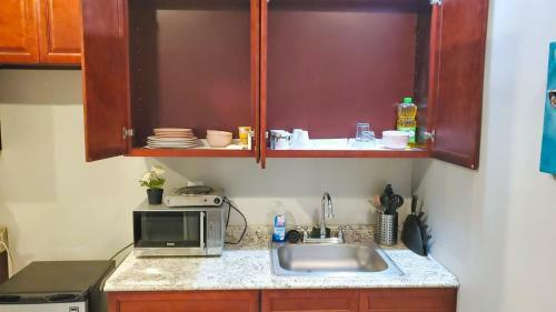 Apartamento 1st Floor Studio Near Airport With Small Kitchenette