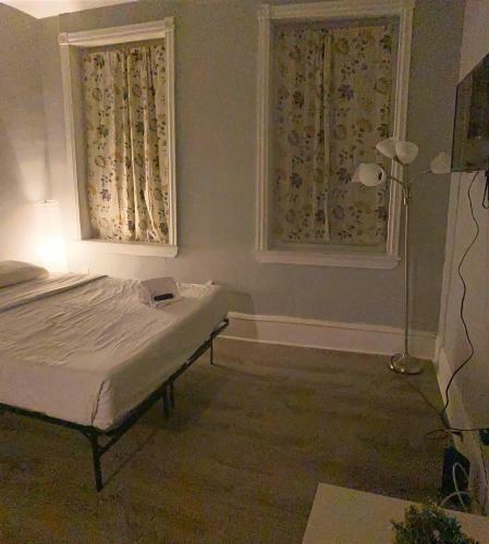 Pet Friendly Budget Apartment Near Roosevelt Boulevard