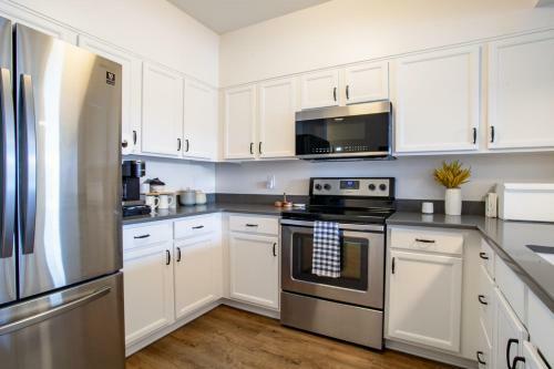 Riverside Condo Downtown River Views Access