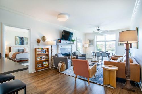 Riverside Condo Downtown River Views Access