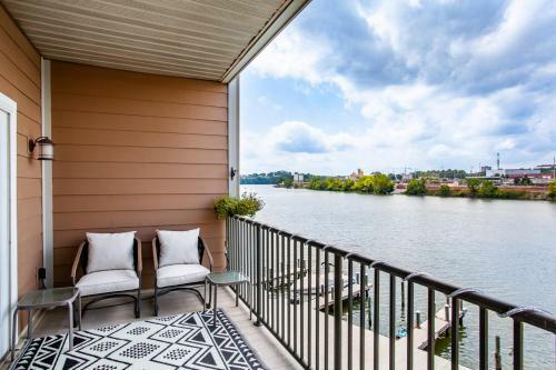 Riverside Condo Downtown River Views Access