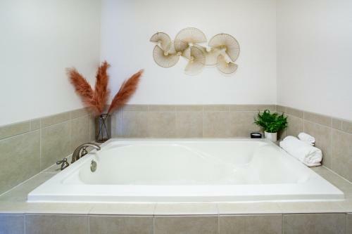 Riverside Condo Downtown River Views Access