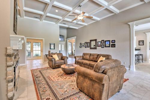 Luxe Granbury Abode With Pool About 4 Mi To Lake!