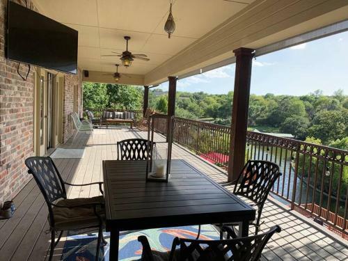 Spacious Lake House With Private Dock Sleeps 14