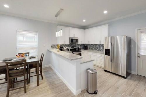 2 Bedroom W/ Upstairs Balcony Attached To Master