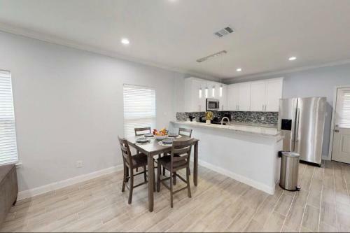 2 Bedroom W/ Upstairs Balcony Attached To Master