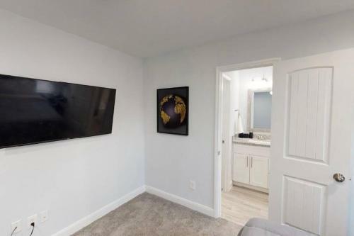 2 Bedroom W/ Upstairs Balcony Attached To Master