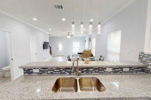 2 Bedroom W/ Upstairs Balcony Attached To Master