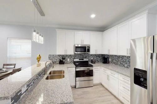 2 Bedroom W/ Upstairs Balcony Attached To Master