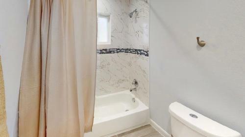 2 Bedroom W/ Upstairs Balcony Attached To Master