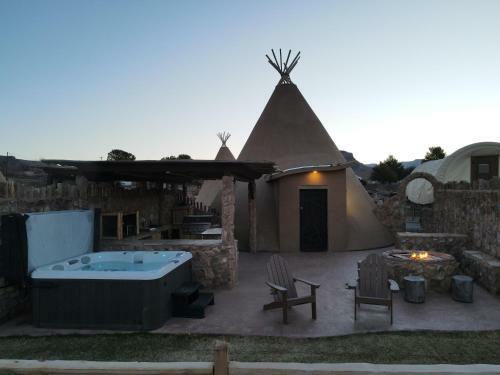 Zion White Bison Glamping & Rv Resort - Tipis And Kivas