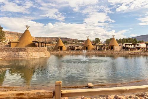 Zion White Bison Glamping & Rv Resort - Tipis And Kivas