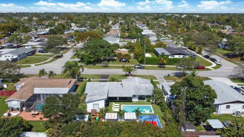 Modern 5 Bedrooms Heated Pool 14 Guest (p1)