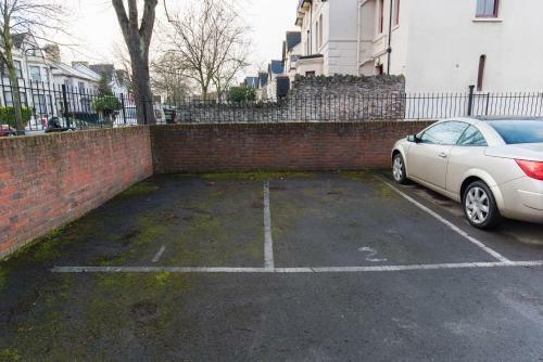 Convenient One Bedroom Apartment Near City Centre