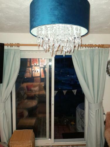Marina Flat With Fab View, South Facing Balcony, Private Parking And Wifi