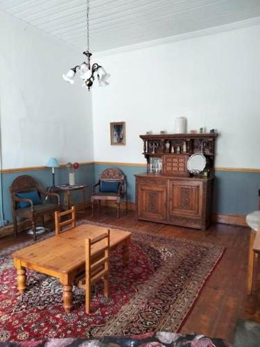 Via The Grapevine 3 Bedroom House Private Parking