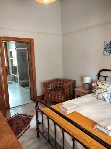 Via The Grapevine 3 Bedroom House Private Parking