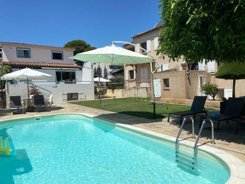 Albergue Debbie's Crew House