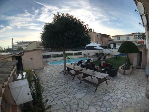 Albergue Debbie's Crew House