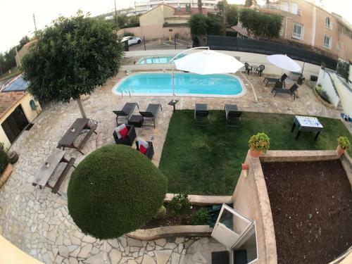 Albergue Debbie's Crew House