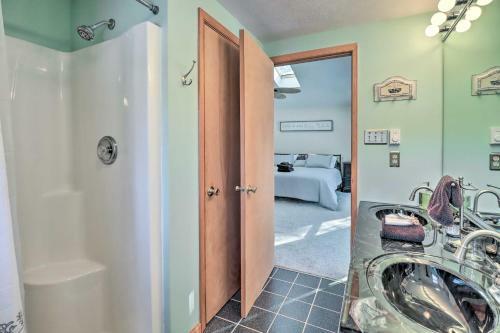 Albrightsville Home With Huge Deck, Pool Access