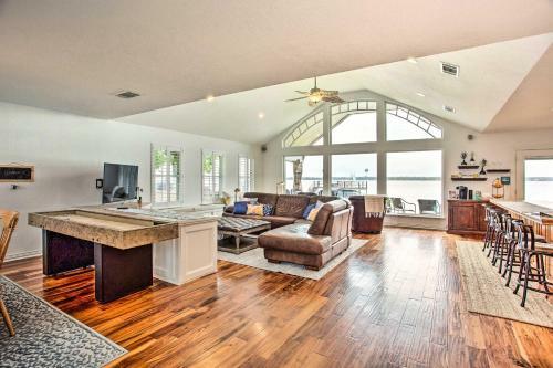 Cedar Creek Lake House With Private Hot Tub!