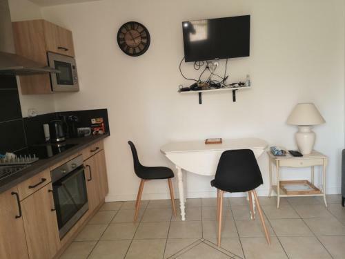 Appartement 2 Pi�ces Avec Terrasse Proche Mer Et Commerces