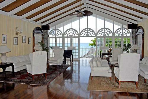Shaw Park Beach Hotel