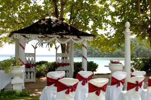 Shaw Park Beach Hotel