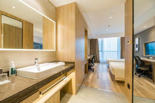 Atour Hotel (tongxiang Zhenxing Road)