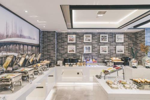 Atour Hotel Haining Leather City South Gate