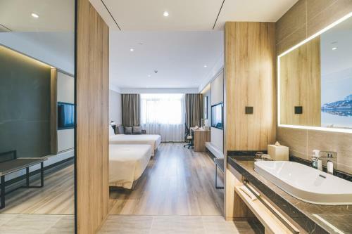 Atour Hotel Haining Leather City South Gate