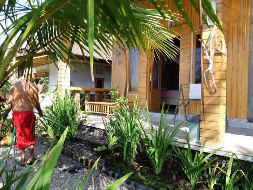 Hostal Medewi Shady House