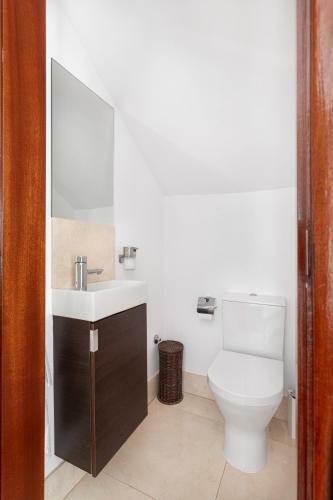 Altido Superb Villa With Pool, Terrace, Garden And Bbq