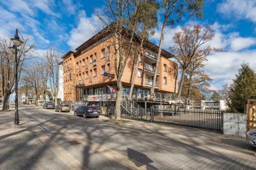 Apartament Planeta 300 Z Gara?em