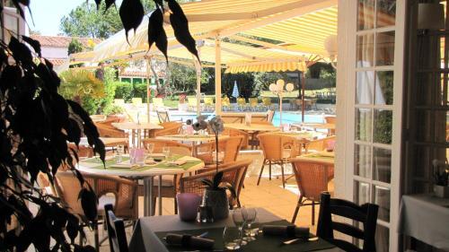 Hotel H�tel Les Gollandi�res