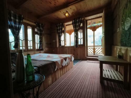 Ruhoots Cafe & Homestays