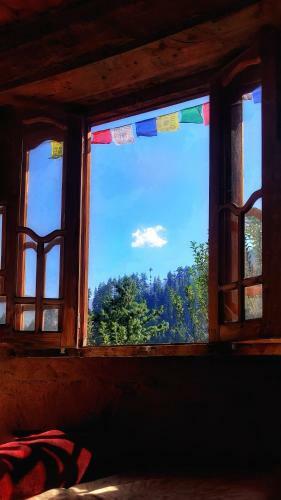 Ruhoots Cafe & Homestays