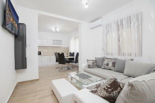 Muo Sea Front Apartments Kotor