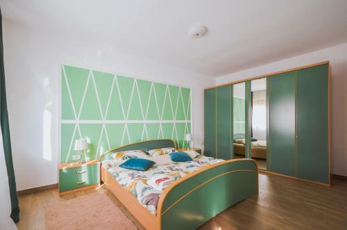 Villa Beautiful Homes With Private Yard, Bath And Free Parking