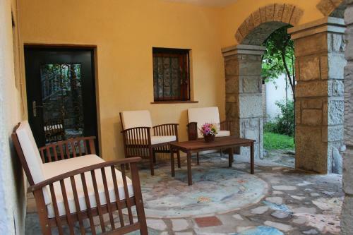 Old House Apartment With Garden Area