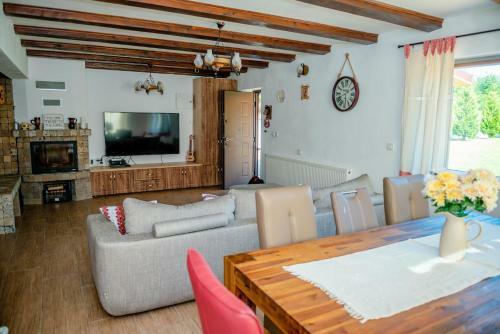 Stunning Lodge In Valea Avrigului Kids Friendly