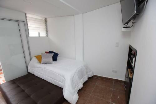 Cozy 4 Bedroom Home With Jacuzzi And Outside Deck