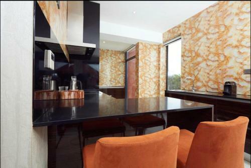 Apartamento Luxurious Executive One Bedroom Suite Space Available