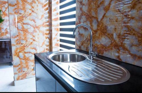 Apartamento Luxurious Executive One Bedroom Suite Space Available