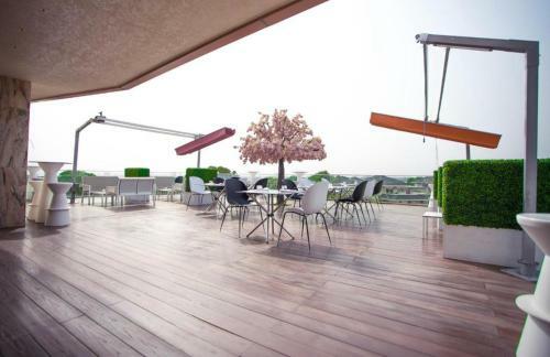 Apartamento Luxurious Executive One Bedroom Suite Space Available