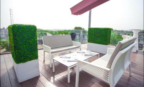Apartamento Luxurious Executive One Bedroom Suite Space Available
