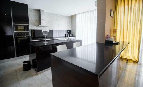 Apartamento Luxurious Executive One Bedroom Suite Space Available